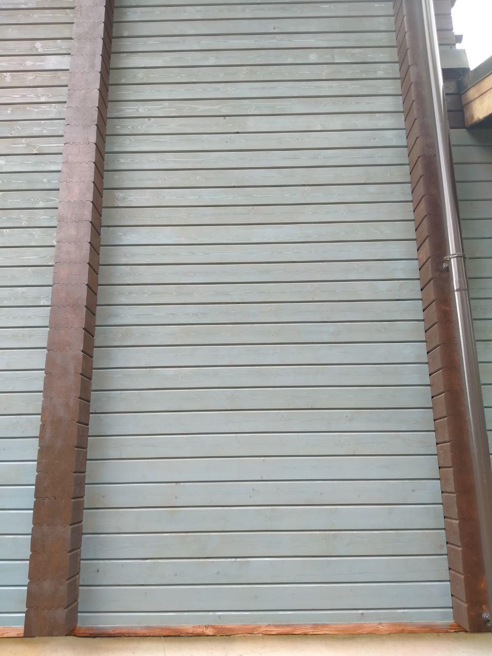 Покраска дома из клеёного бруса.