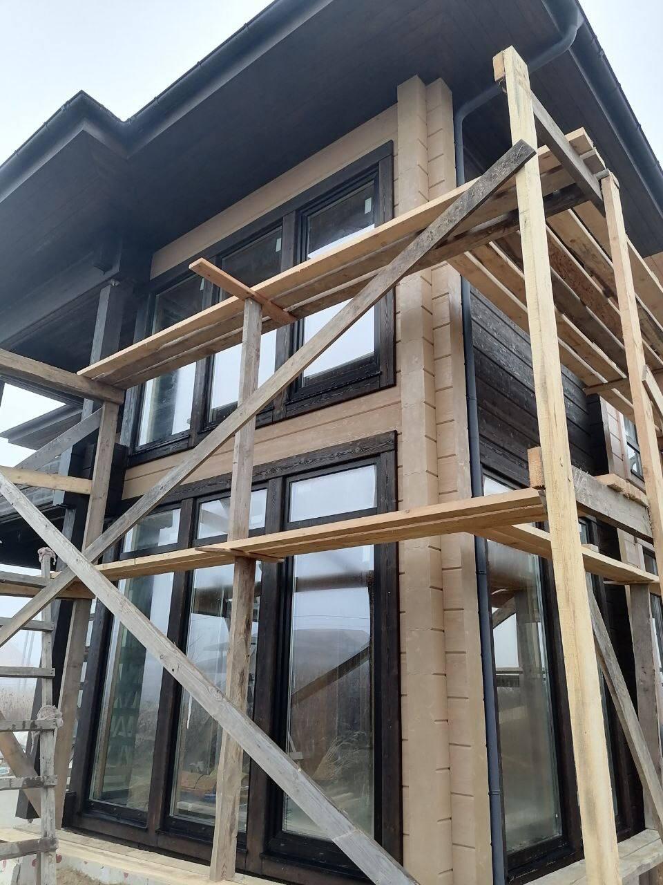 Профессиональная шлифовка и покраска домов из клееного бруса.