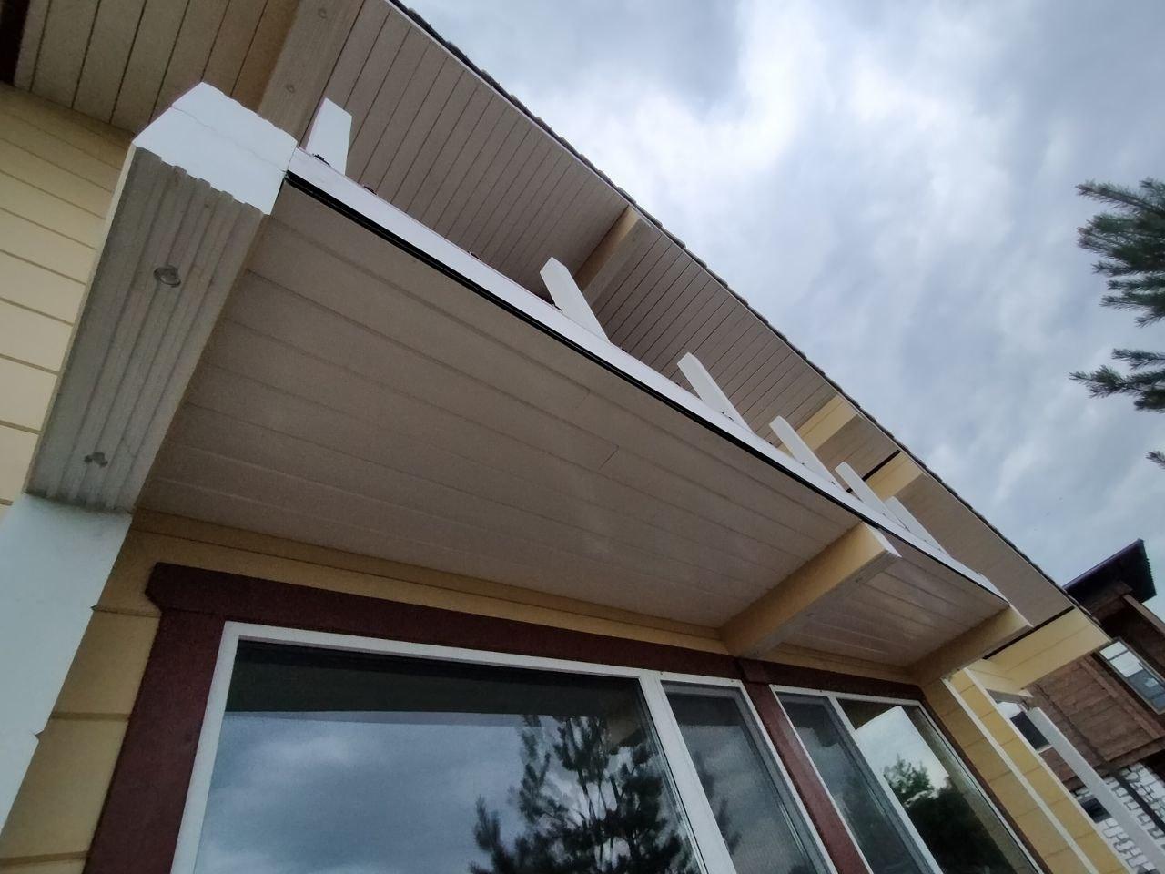 Отделка балкона в доме из клеёного бруса.