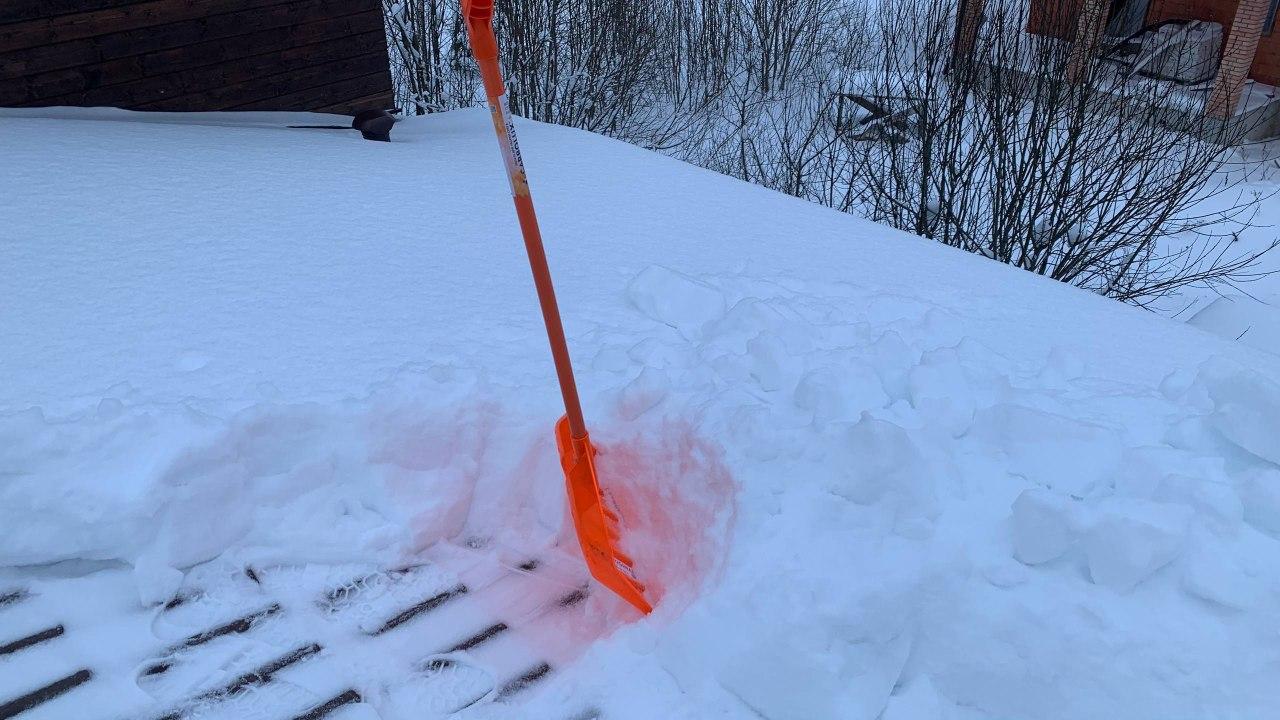 Очистка кровли дома от снежного покрова.