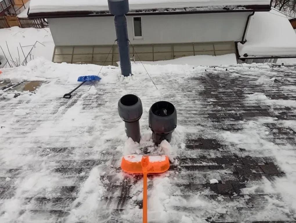 Очистка кровли дома от снежного покрова.