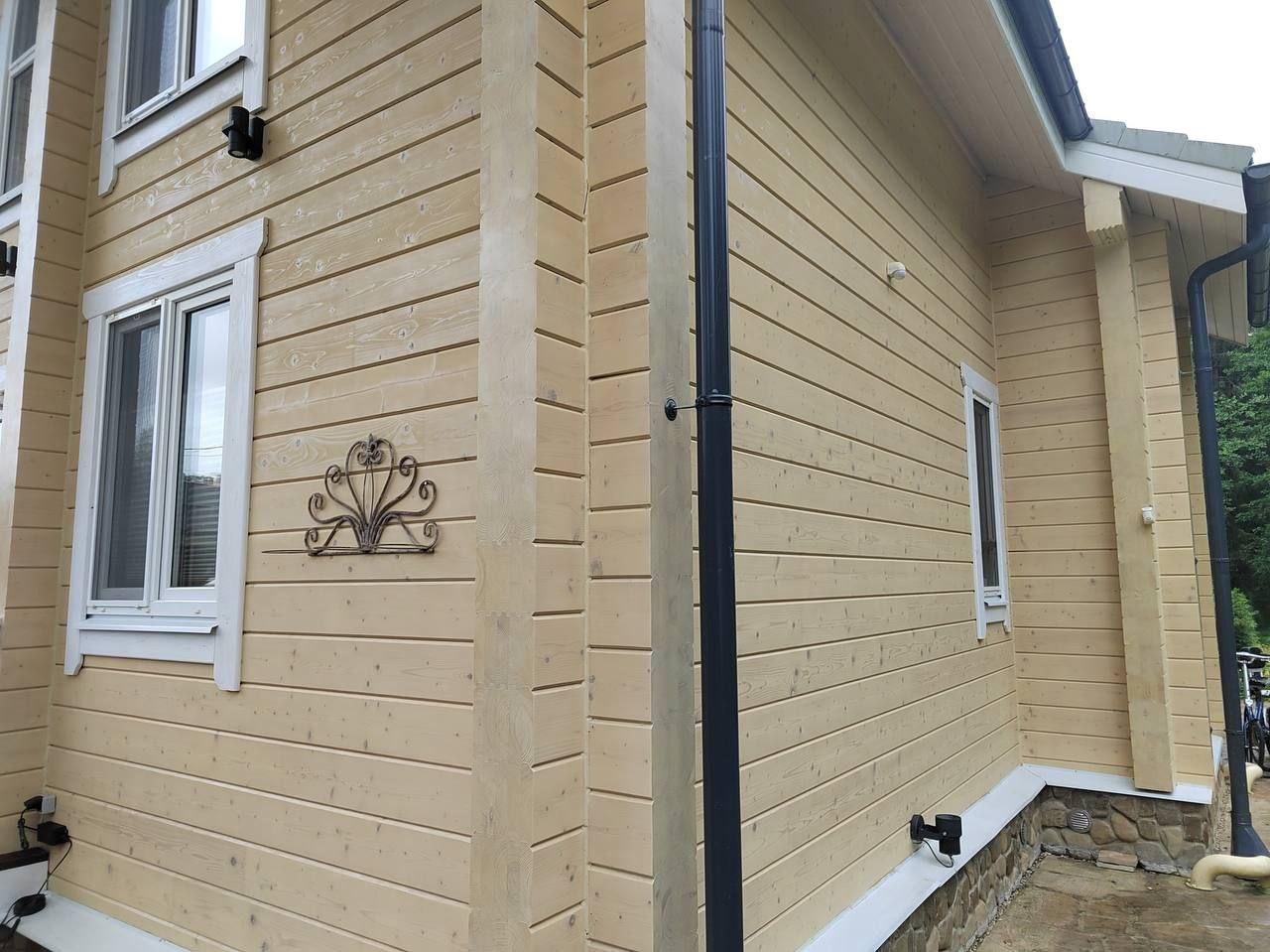 Профессиональная покраска деревянных домов из клеёного бруса. Профессиональная покраска деревянных домов из клеёного бруса.