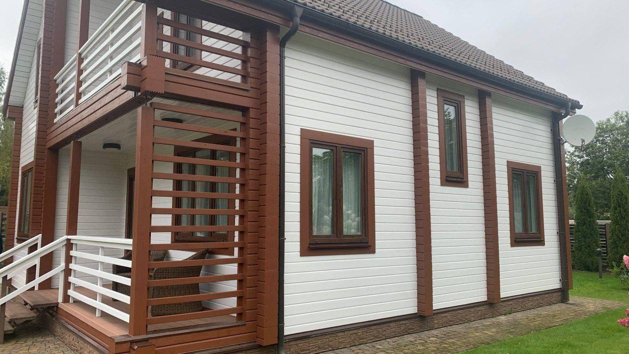 Профессиональная покраска деревянных домов из клеёного бруса. Профессиональная покраска деревянных домов из клеёного бруса.