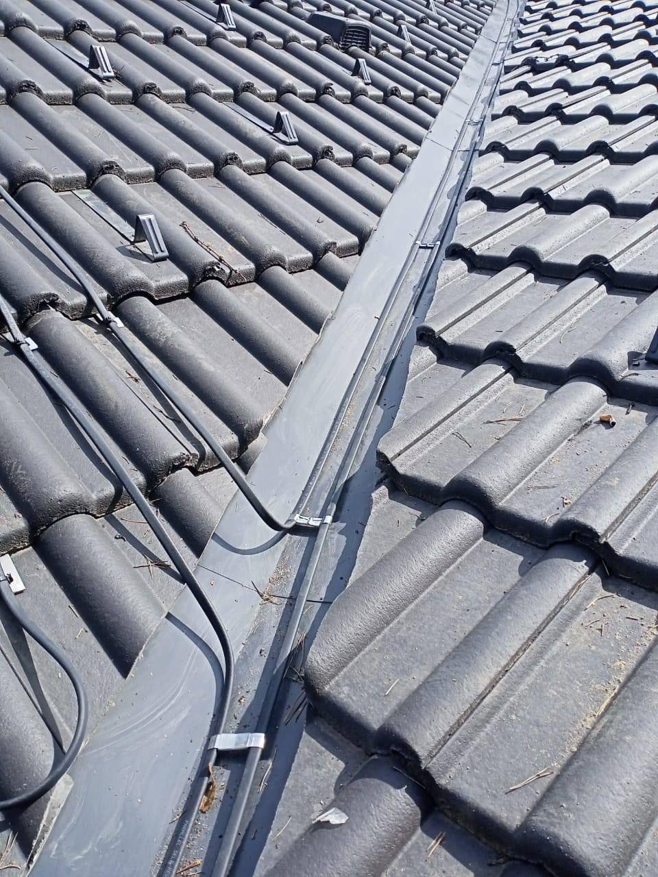 Монтаж греющих кабелей на кровле дома.