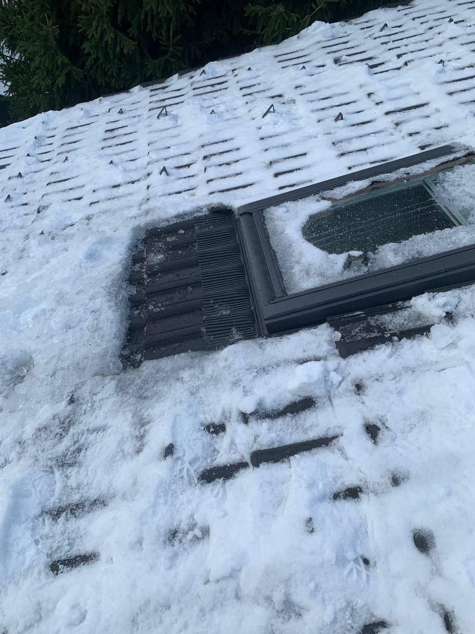 Очистка кровли от снежного покрова и наледи.