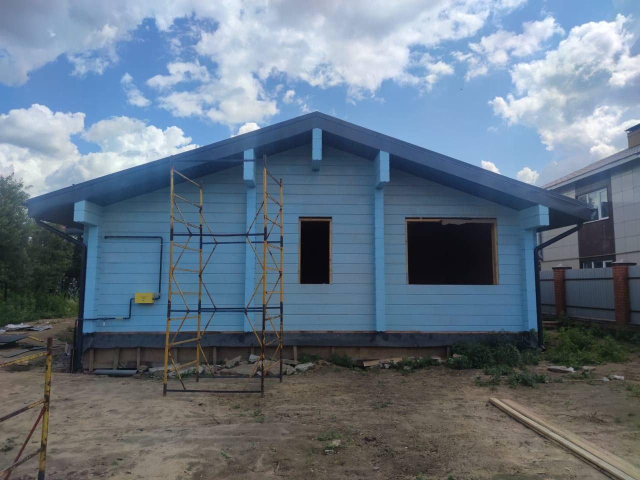 Профессиональная покраска деревянных домов из клеёного бруса. Профессиональная покраска деревянных домов из клеёного бруса.