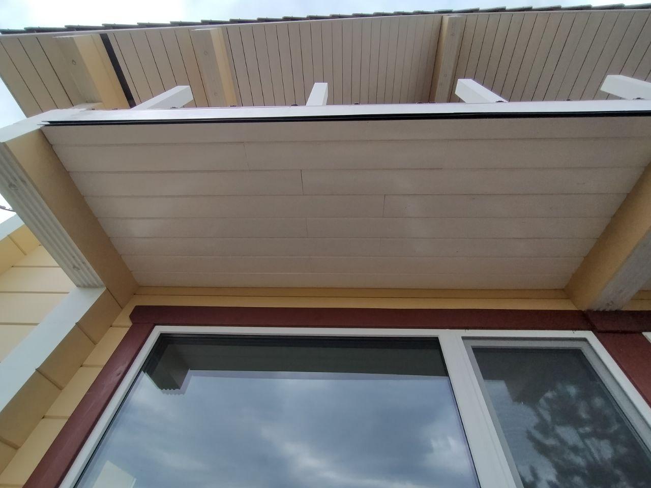 Отделка балкона в доме из клеёного бруса.