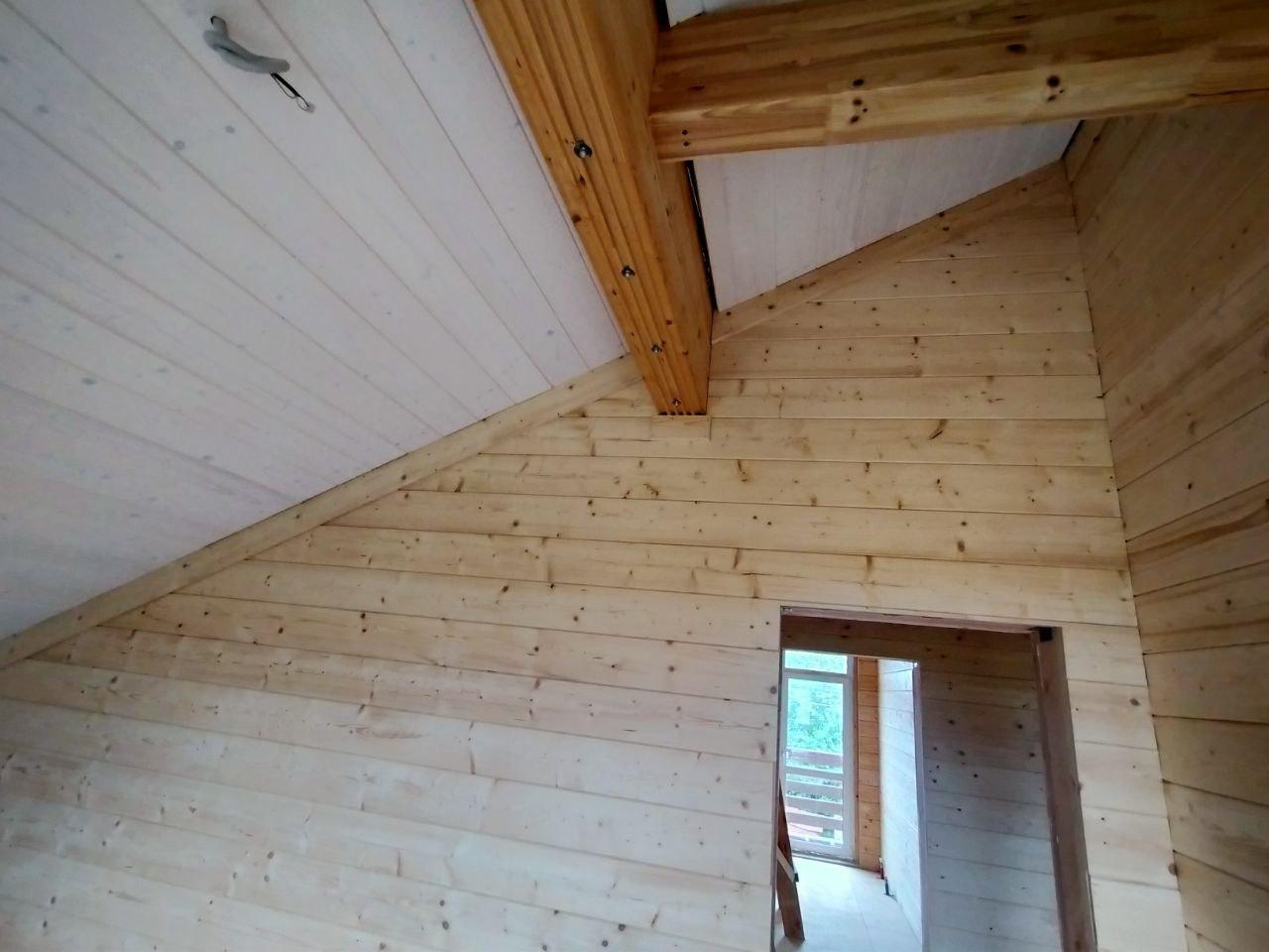 Внутренняя покраска дома из клеёного бруса.