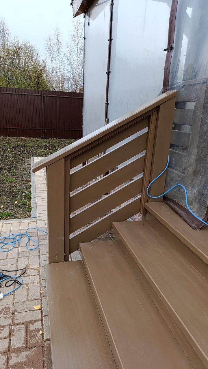 Монтаж и покраска деревянного крыльца с перилами.