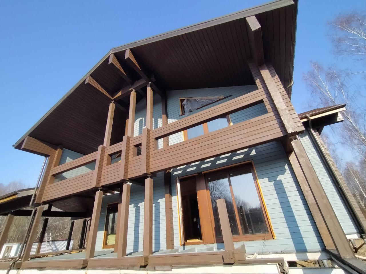 Профессиональная покраска деревянных домов из клеёного бруса. Профессиональная покраска деревянных домов из клеёного бруса.