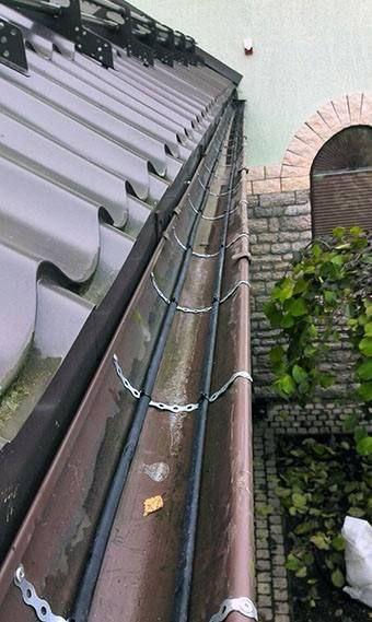 Монтаж греющих кабелей на кровле дома.