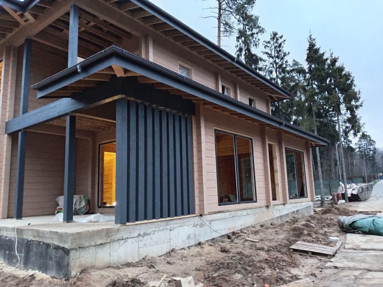 Профессиональная покраска деревянных домов из клеёного бруса. Профессиональная покраска деревянных домов из клеёного бруса.