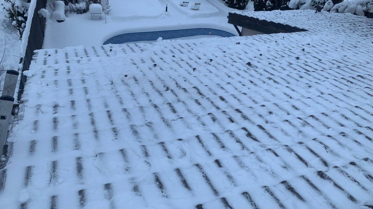 Очистка кровли дома от снежного покрова.