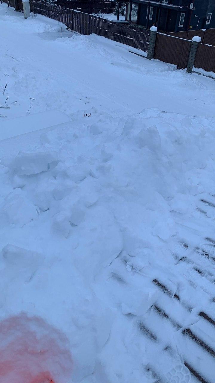 Очистка кровли дома от снежного покрова.