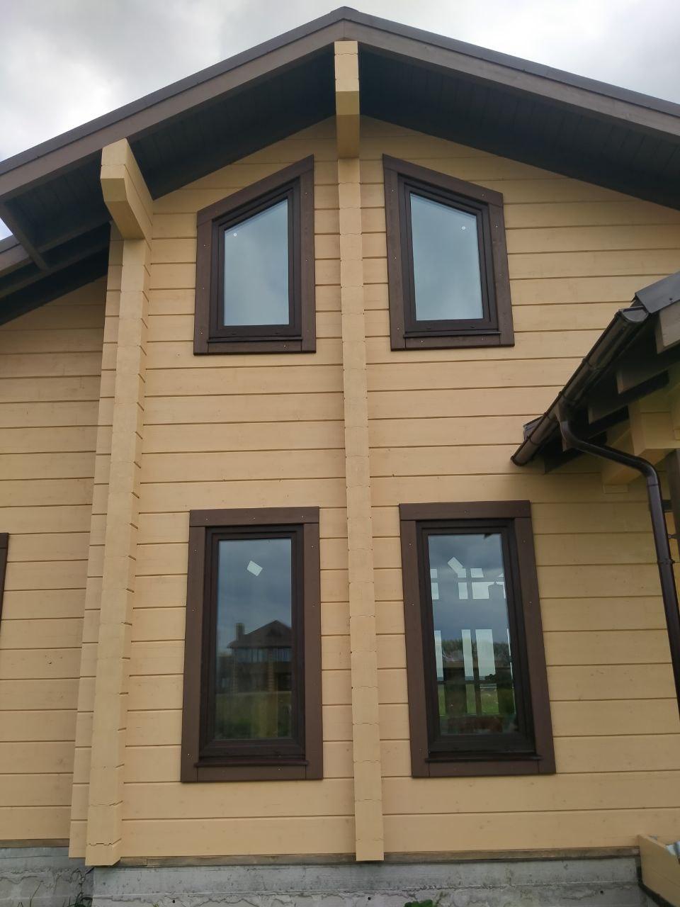 Покраска дома из клеёного бруса.