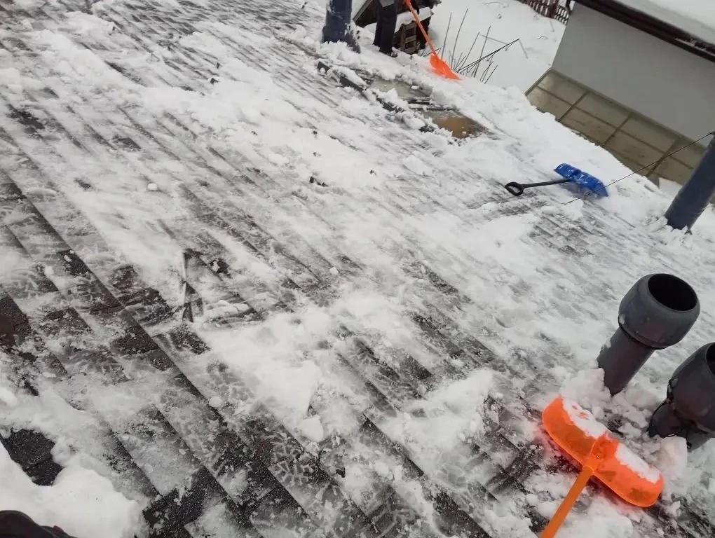 Очистка кровли дома от снежного покрова.