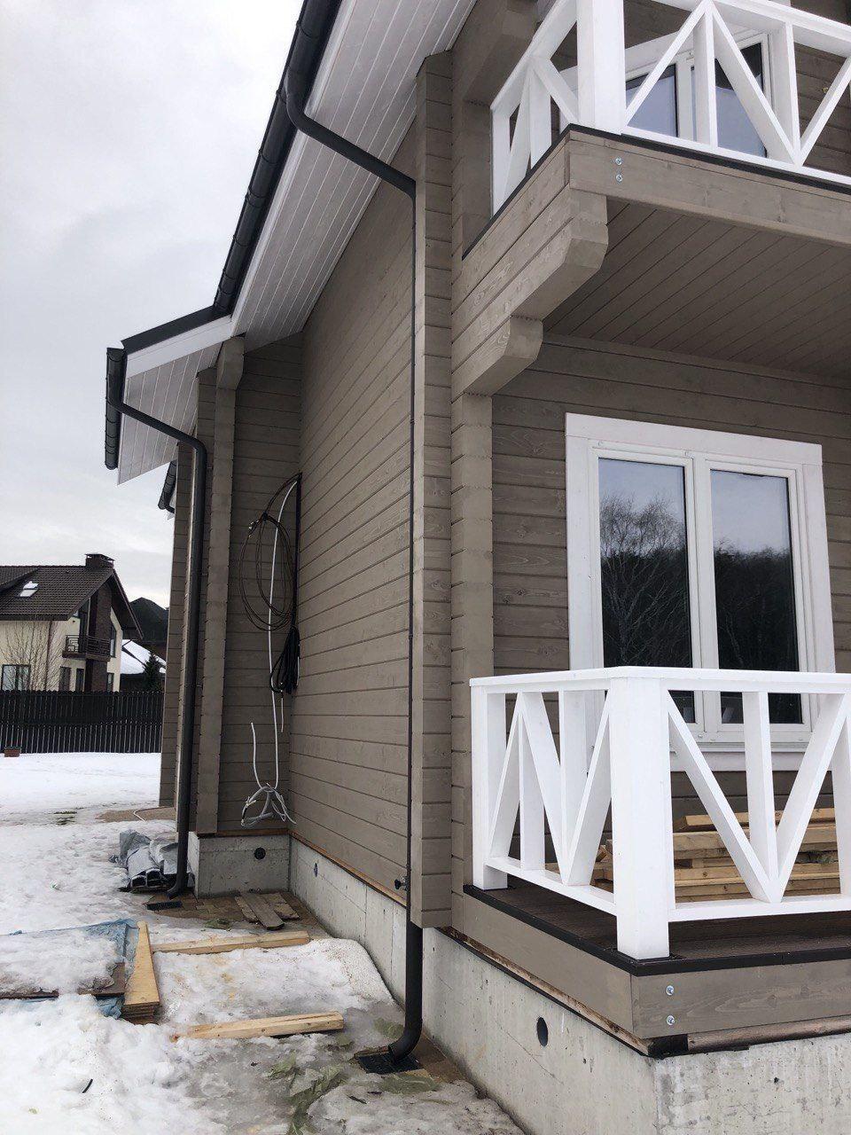 Профессиональная покраска деревянных домов из клеёного бруса.Профессиональная покраска деревянных домов из клеёного бруса.