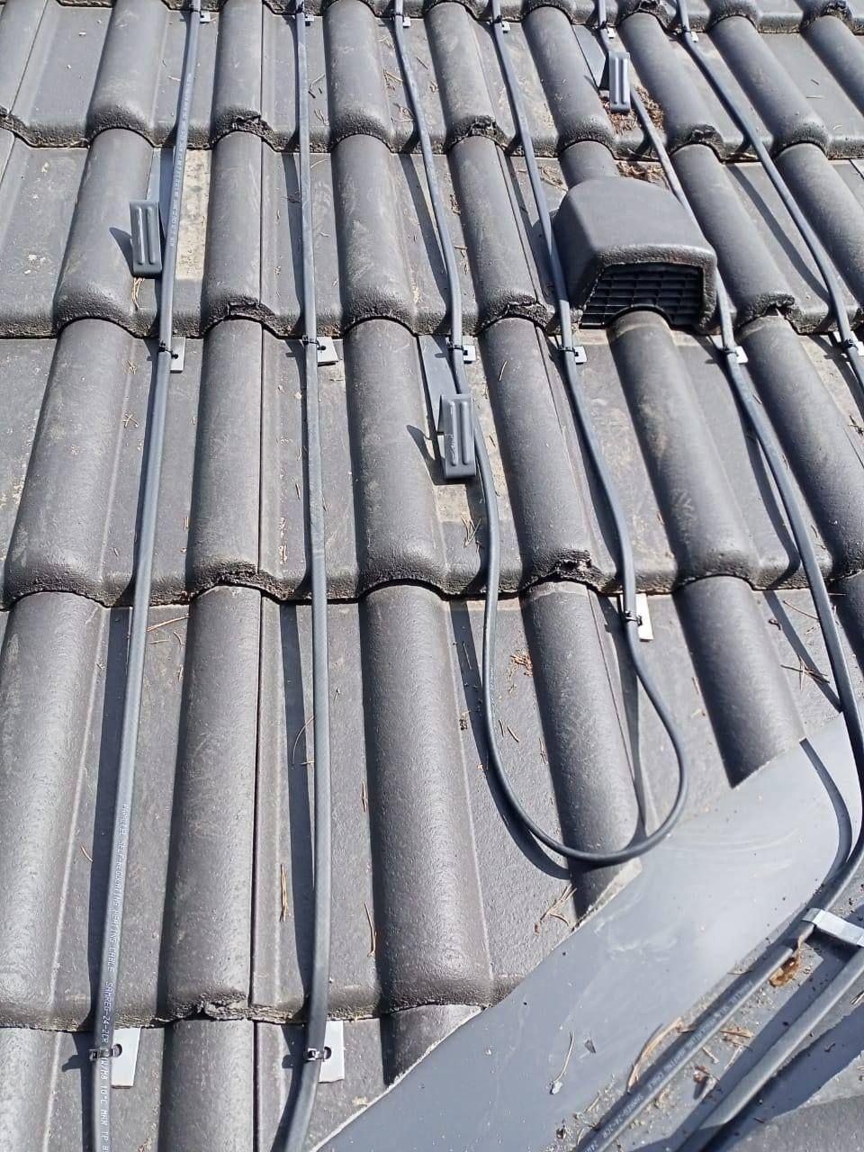 Монтаж греющих кабелей на кровле дома.