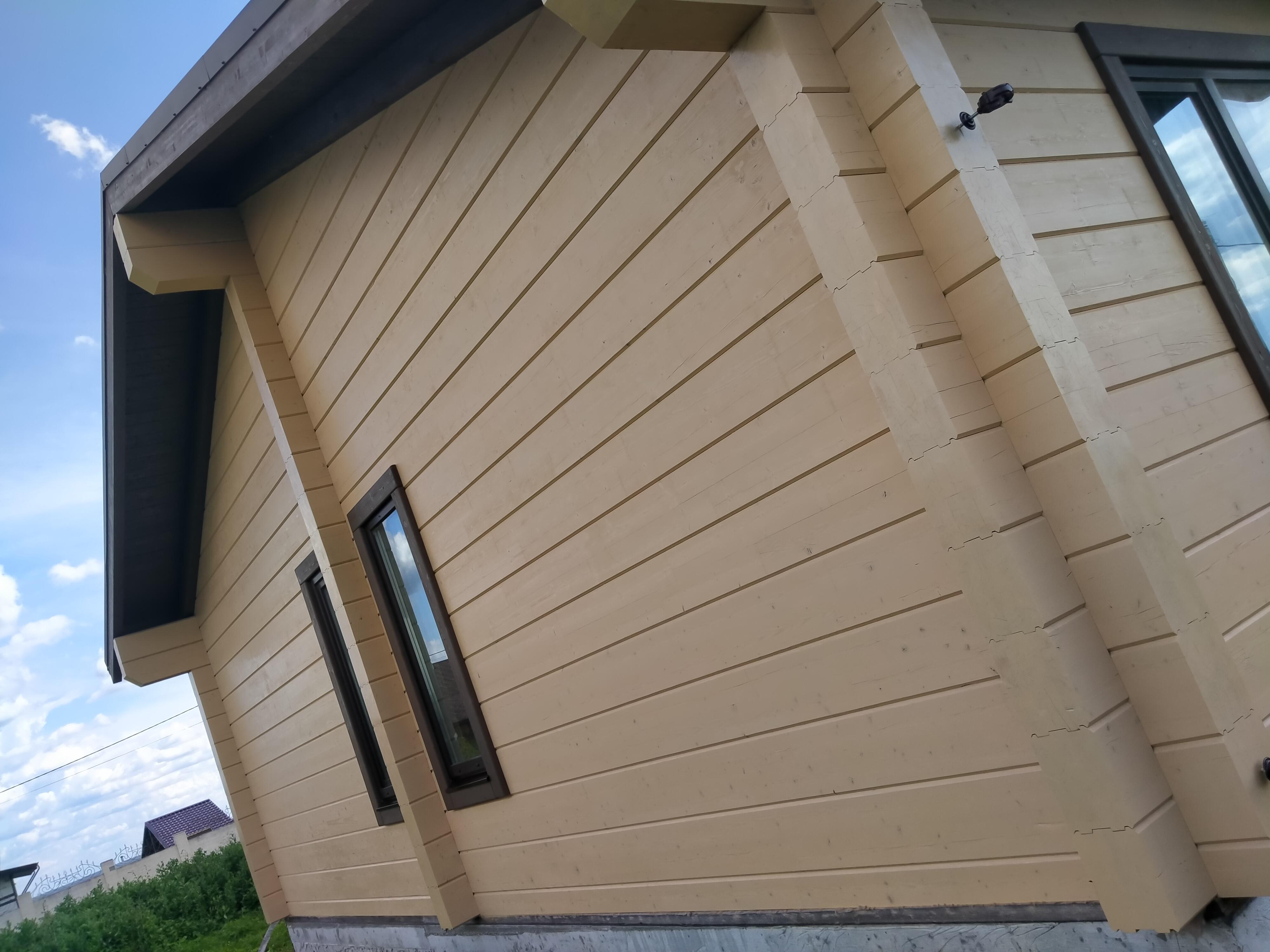 Профессиональная покраска деревянных домов из клеёного бруса.