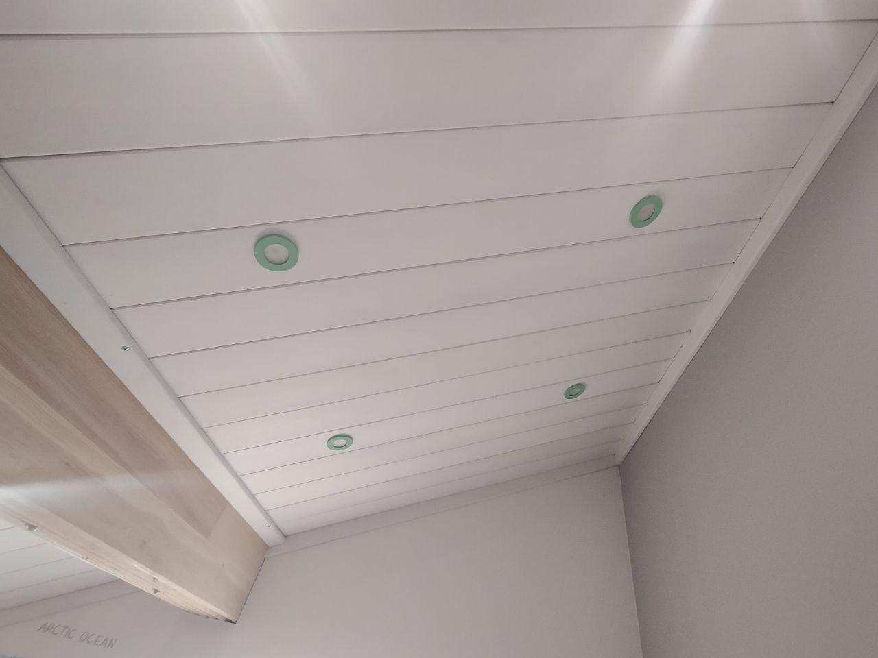 Внутренняя покраска дома из клеёного бруса.