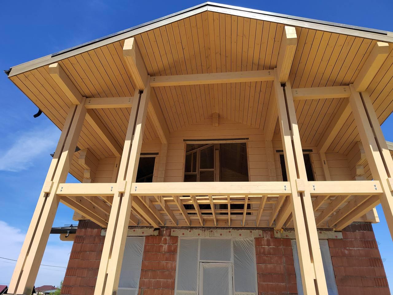 Профессиональная покраска деревянных домов из клеёного бруса. Профессиональная покраска деревянных домов из клеёного бруса.