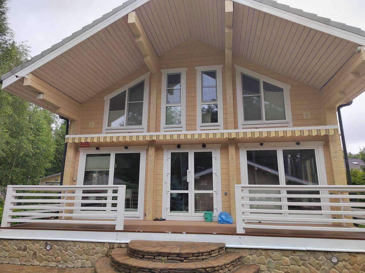 Профессиональная покраска деревянных домов из клеёного бруса. Профессиональная покраска деревянных домов из клеёного бруса.