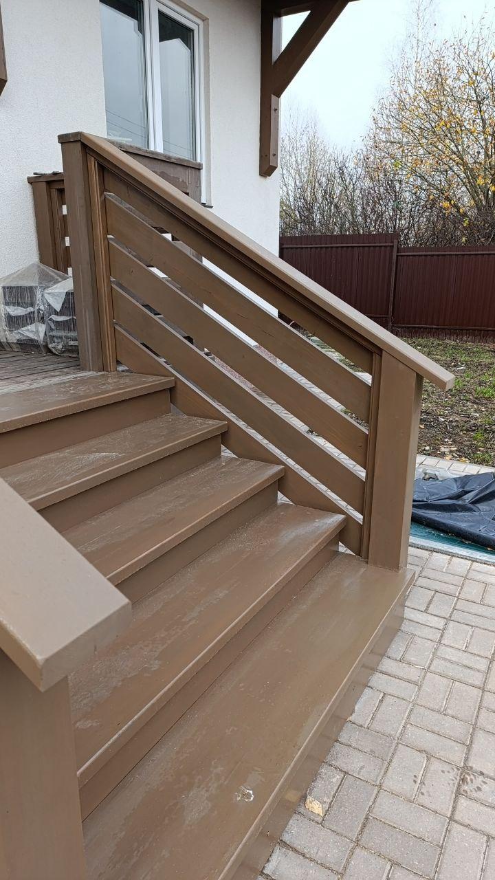 Монтаж и покраска деревянного крыльца с перилами.