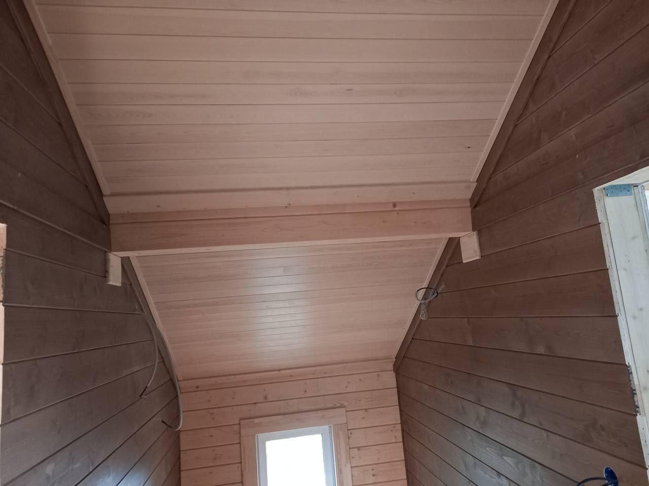 Внутренняя покраска дома из клеёного бруса.