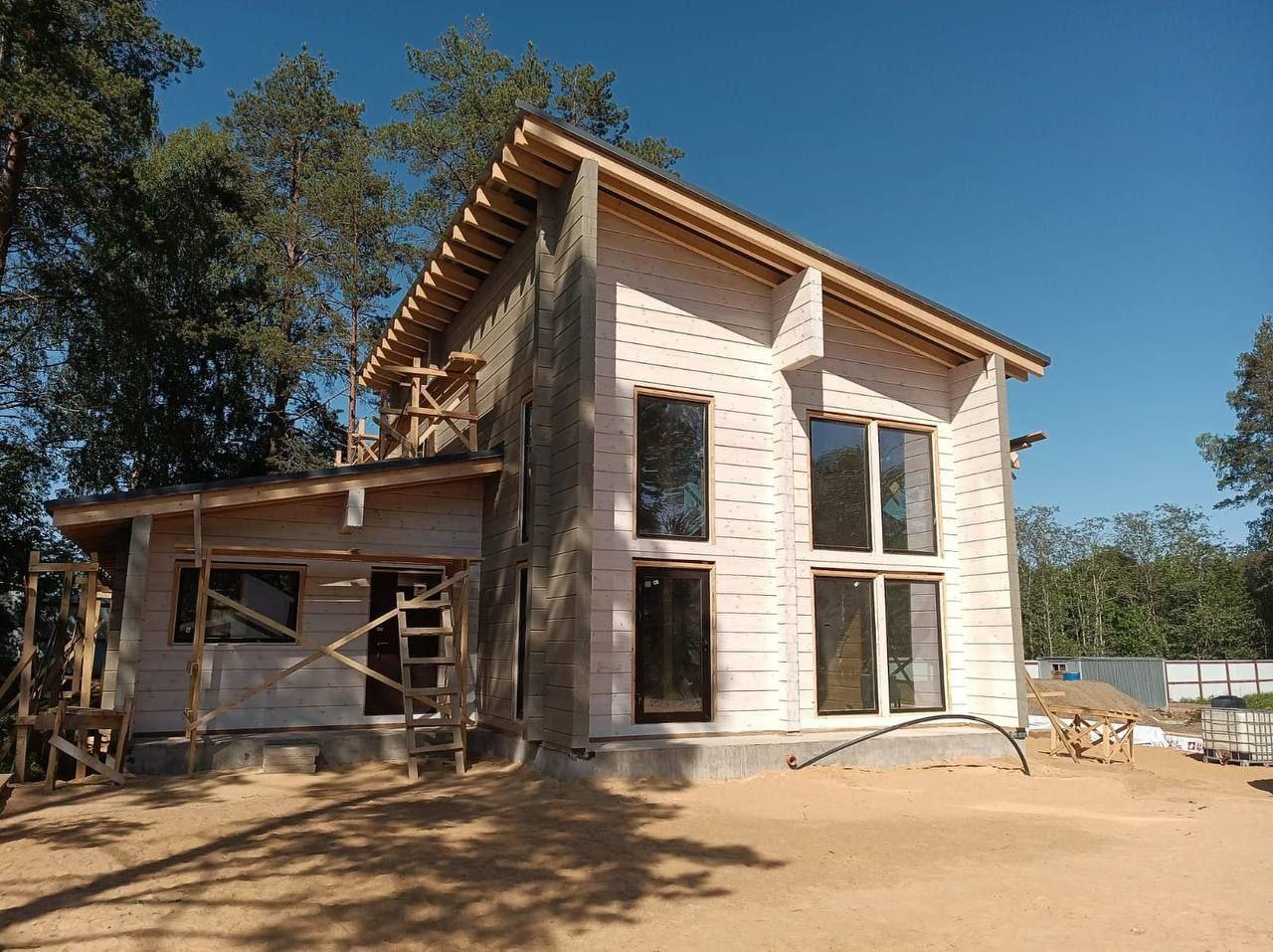 Профессиональная покраска деревянных домов из клеёного бруса. Профессиональная покраска деревянных домов из клеёного бруса.