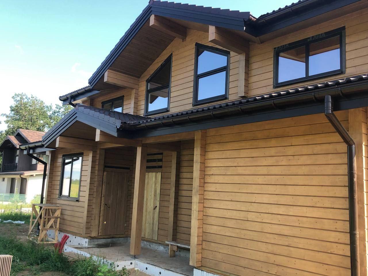 Профессиональная покраска деревянных домов из клеёного бруса. Профессиональная покраска деревянных домов из клеёного бруса.