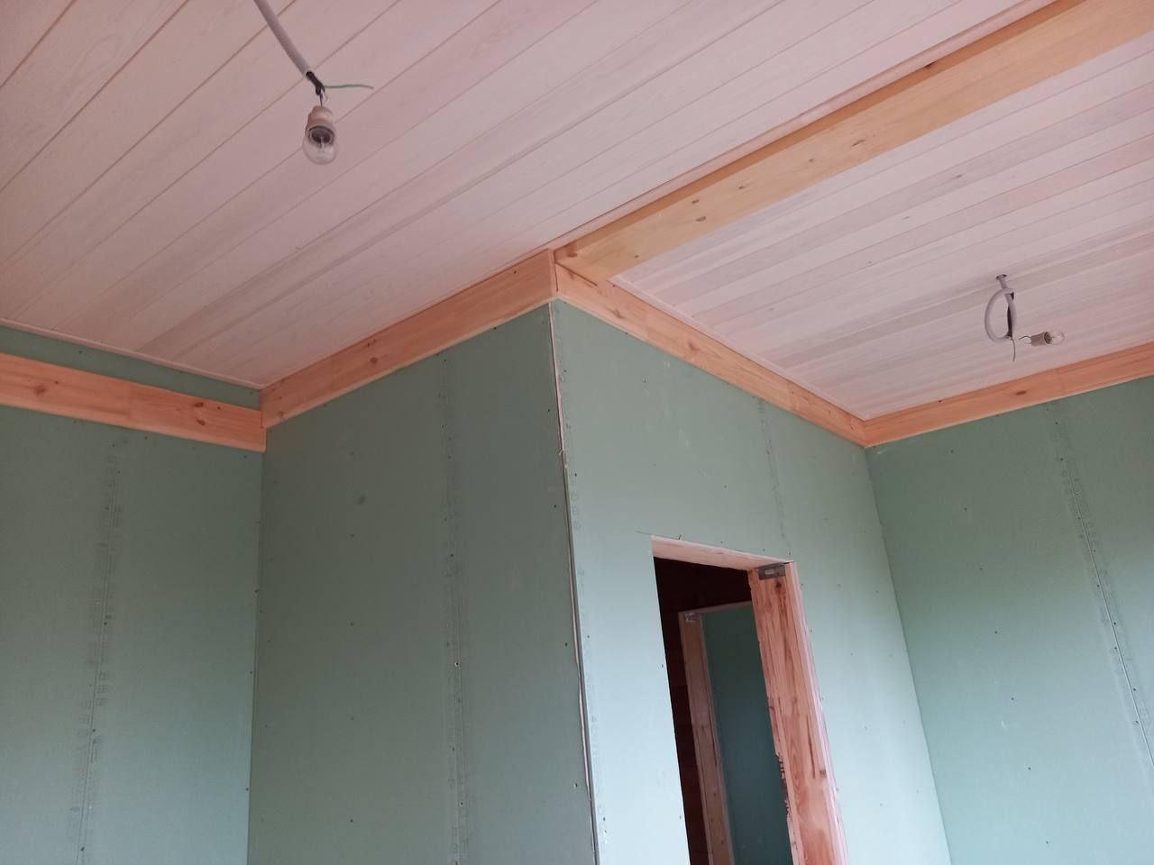 Внутренняя покраска дома из клеёного бруса.