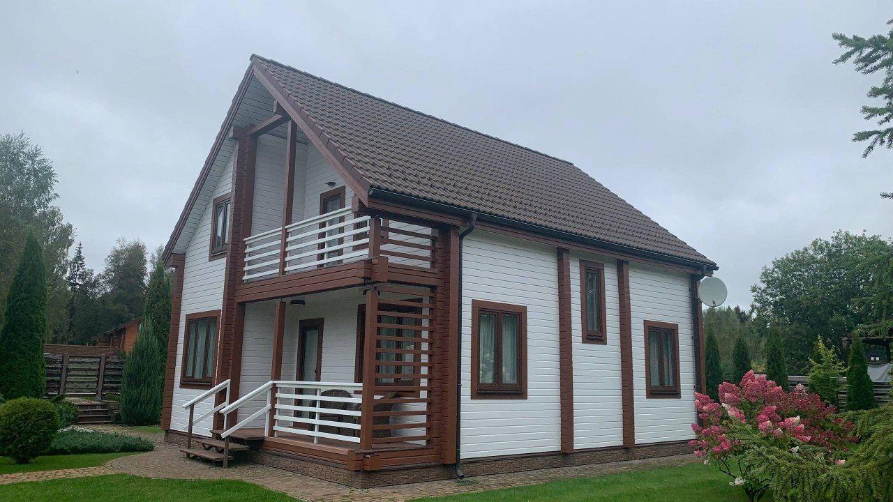 Профессиональная покраска деревянных домов из клеёного бруса. Профессиональная покраска деревянных домов из клеёного бруса.