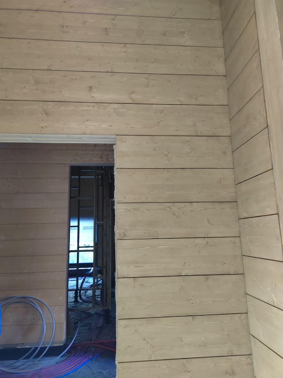 Внутренняя покраска дома из клеёного бруса.