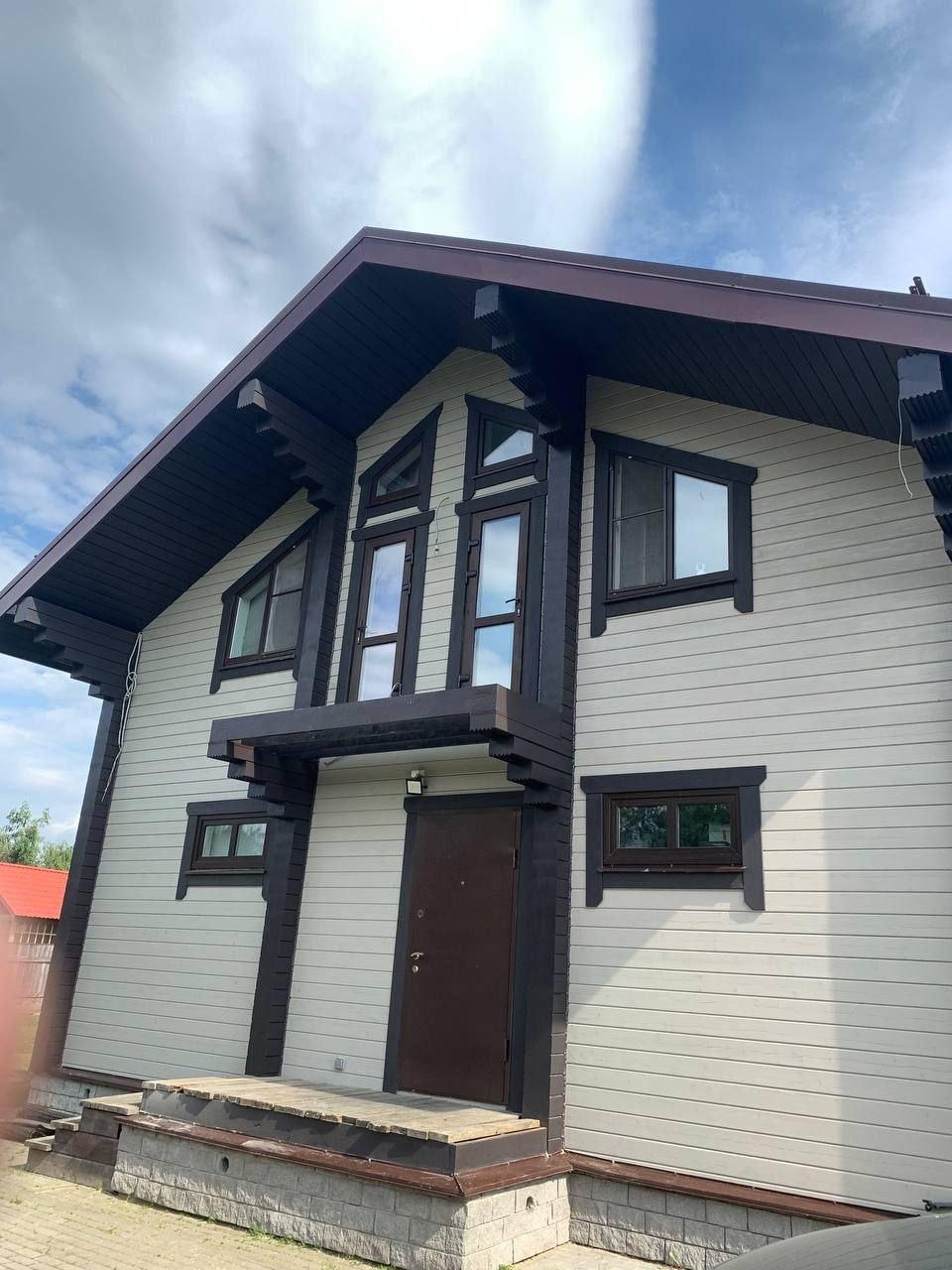 Профессиональная покраска деревянных домов из клеёного бруса. Профессиональная покраска деревянных домов из клеёного бруса.