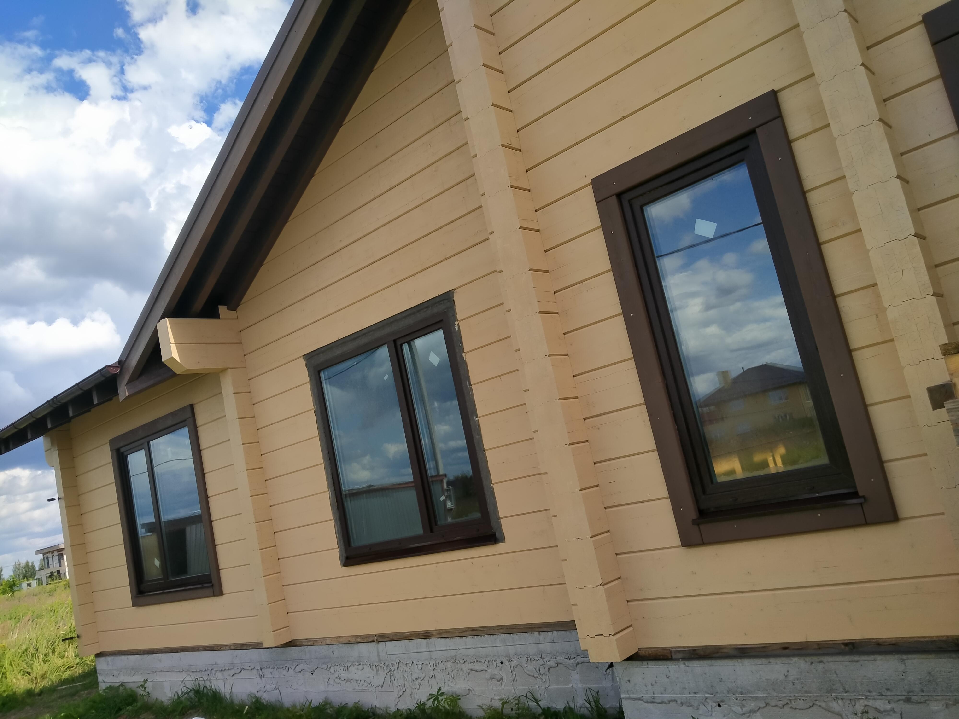 Профессиональная покраска деревянных домов из клеёного бруса.