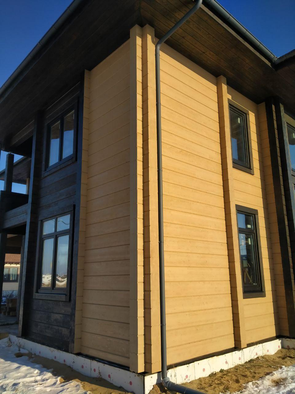 Профессиональная покраска деревянных домов из клеёного бруса. Профессиональная покраска деревянных домов из клеёного бруса.