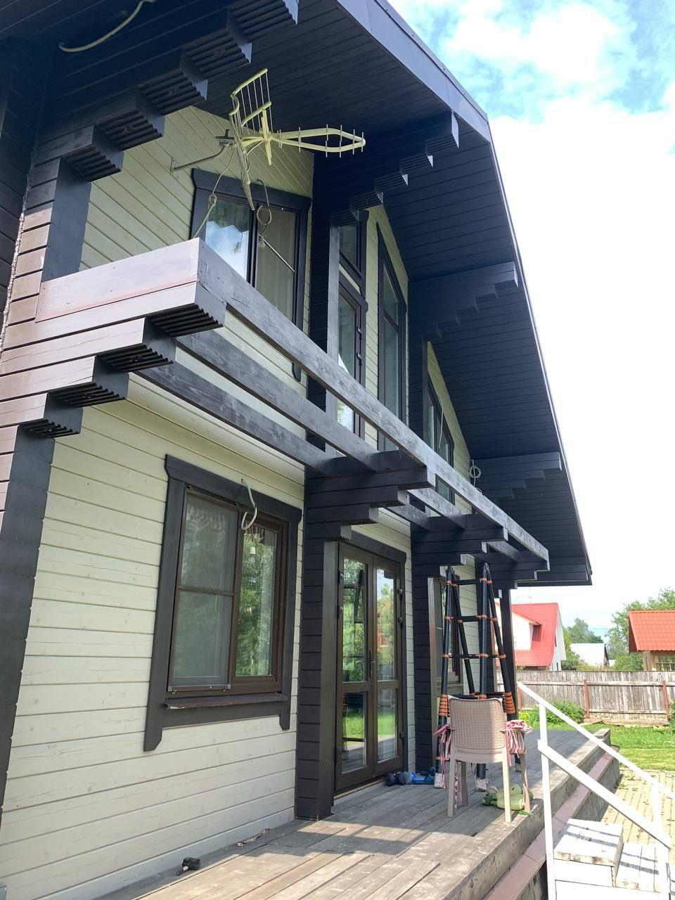 Профессиональная покраска деревянных домов из клеёного бруса. Профессиональная покраска деревянных домов из клеёного бруса.