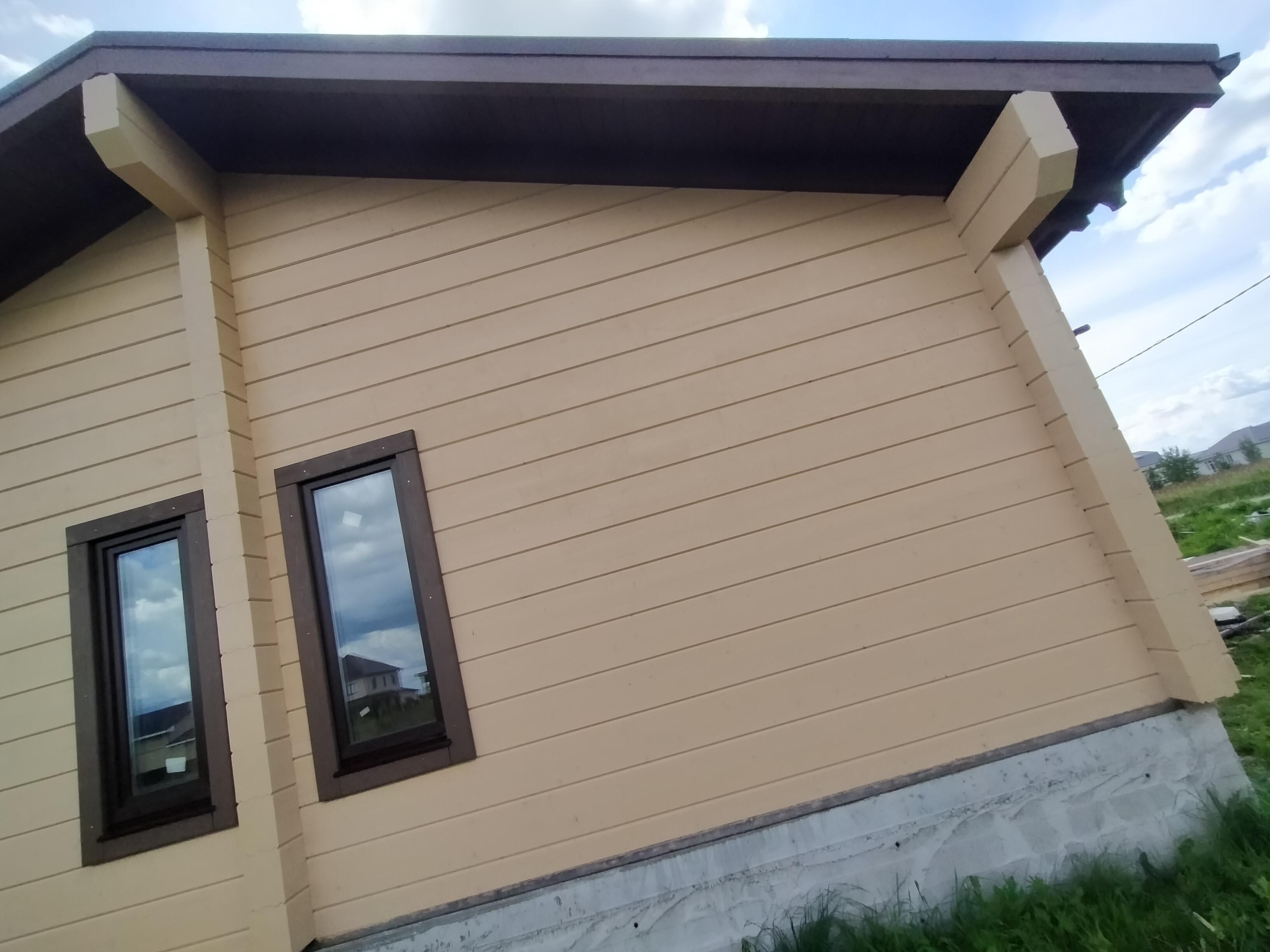 Профессиональная покраска деревянных домов из клеёного бруса.