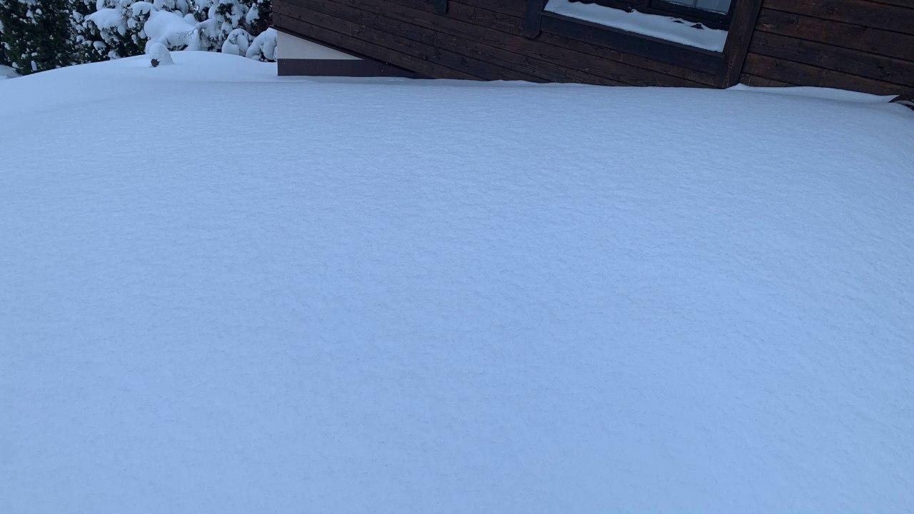 Очистка кровли дома от снежного покрова.