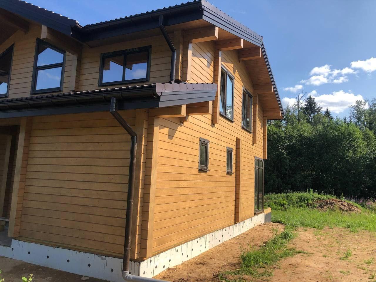 Профессиональная покраска деревянных домов из клеёного бруса. Профессиональная покраска деревянных домов из клеёного бруса.