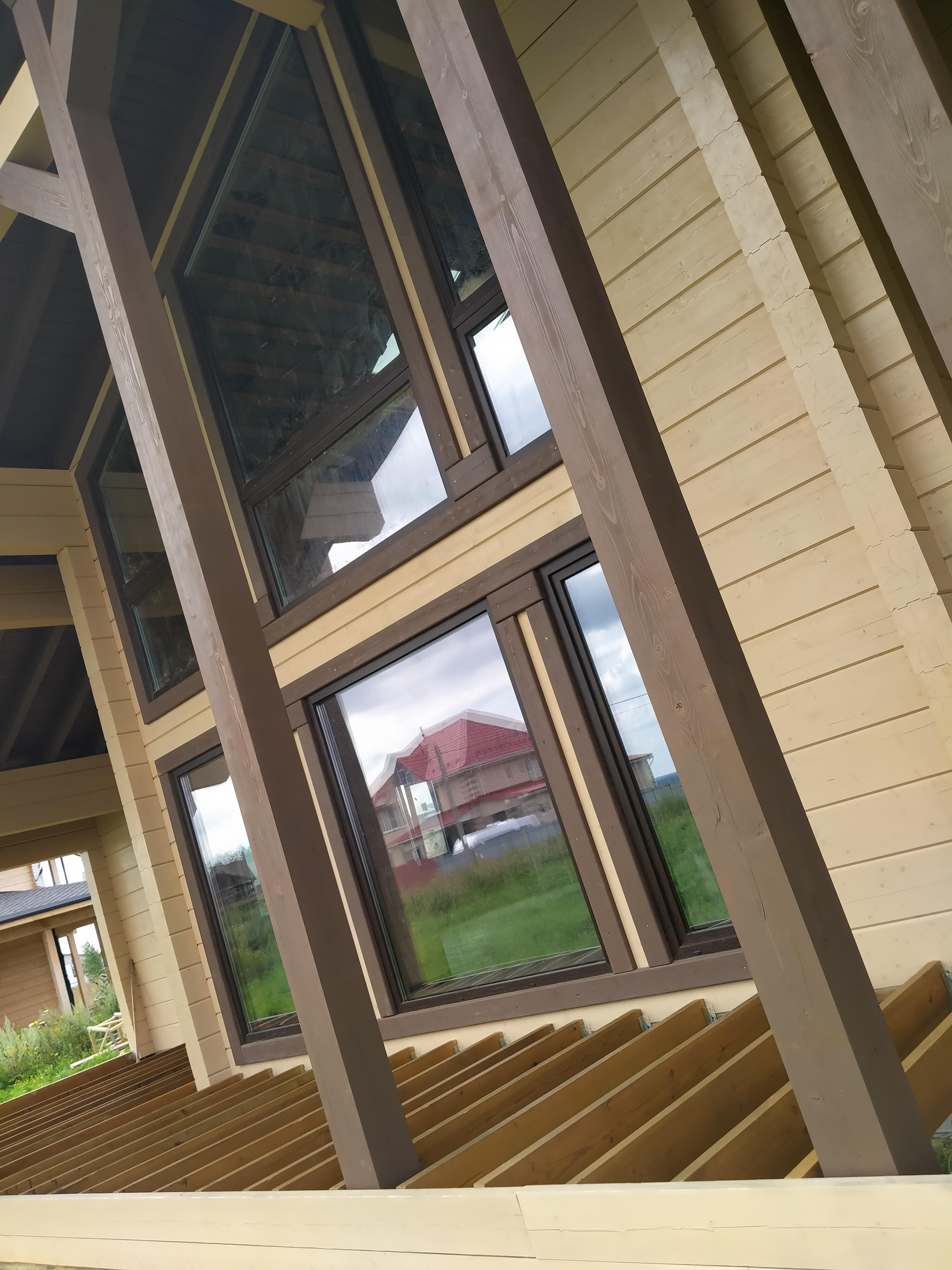 Профессиональная покраска деревянных домов из клеёного бруса.