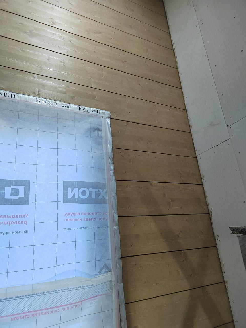 Внутренняя покраска дома из клеёного бруса.