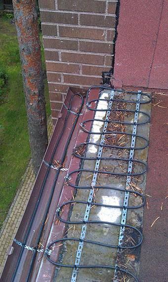 Монтаж греющих кабелей на кровле дома.