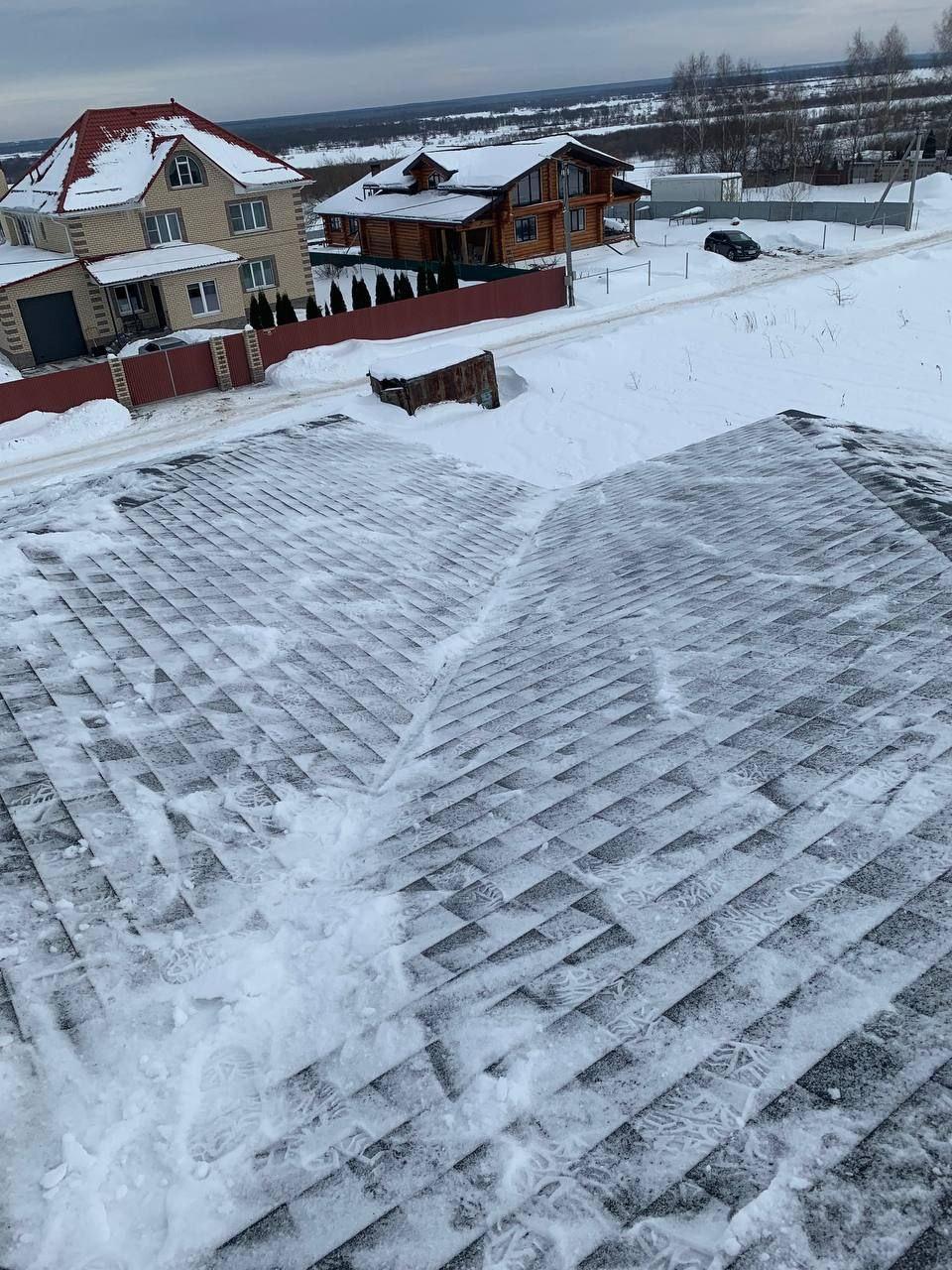 Очистка кровли от снежного покрова и наледи.