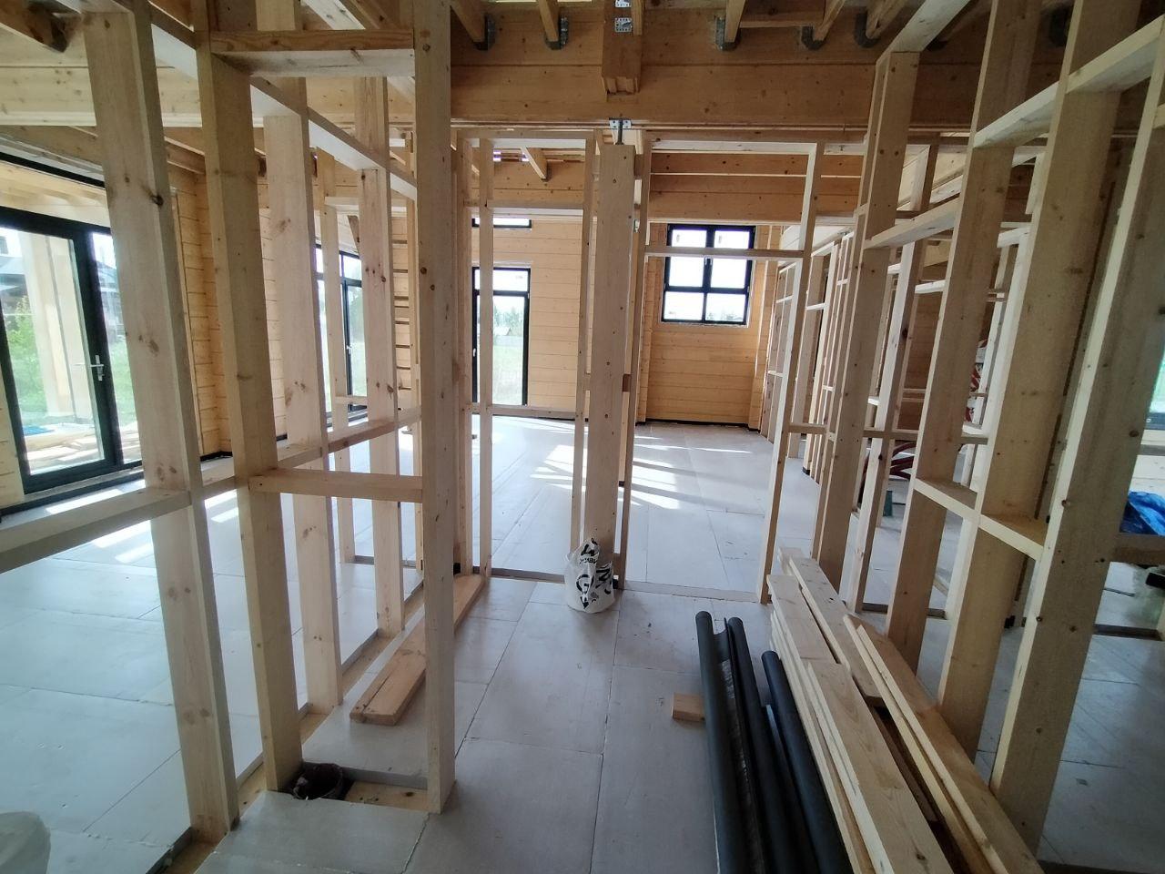 Монтаж каркасных перегородок в доме из клеёного бруса.