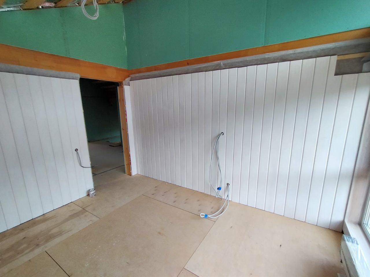 Внутренняя покраска дома из клеёного бруса.