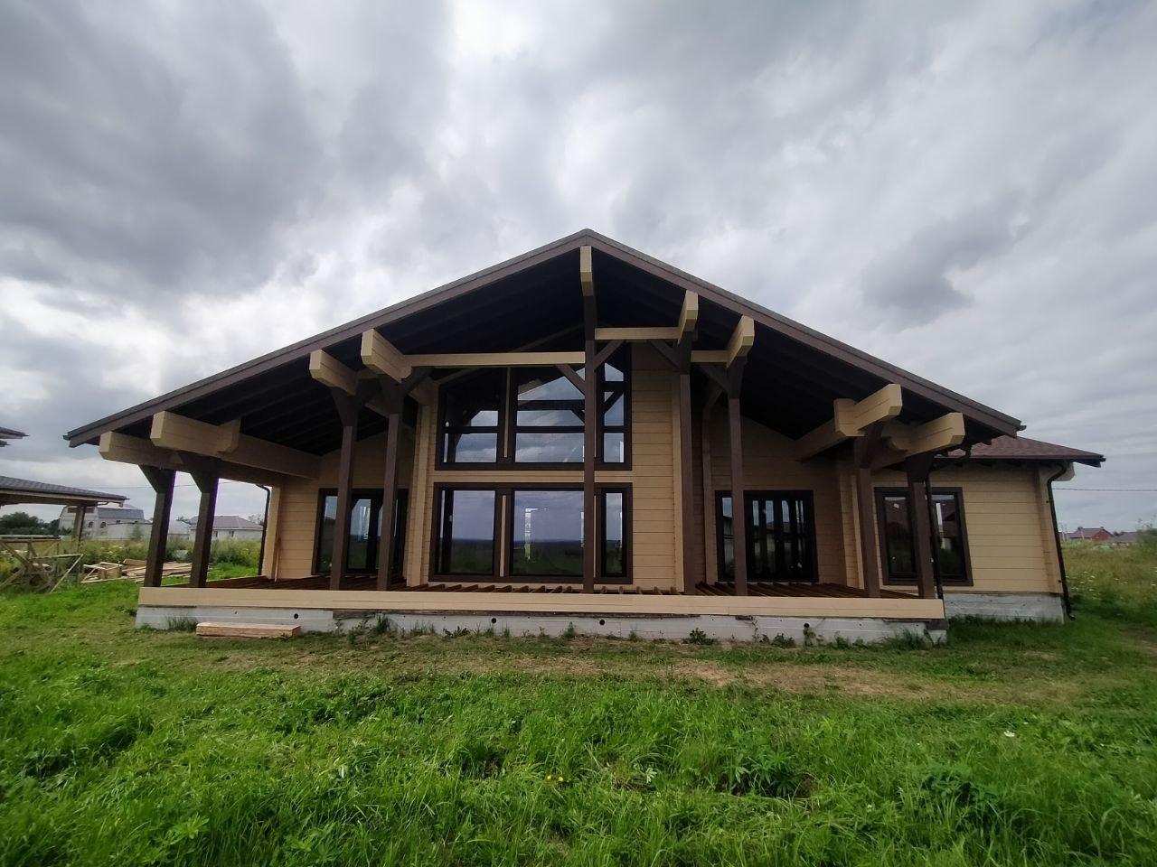 Покраска дома из клеёного бруса.