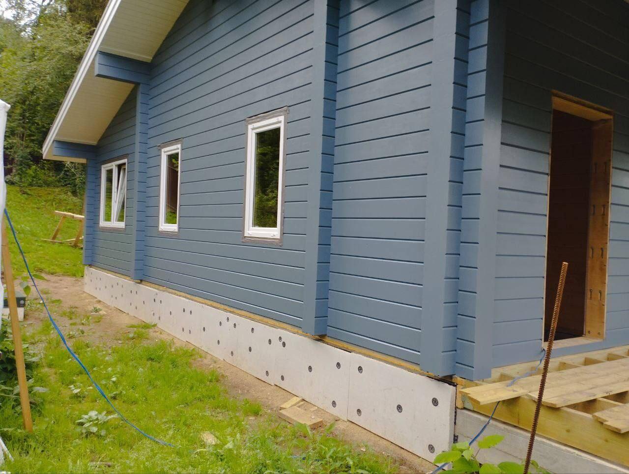 Покраска деревянного дома.