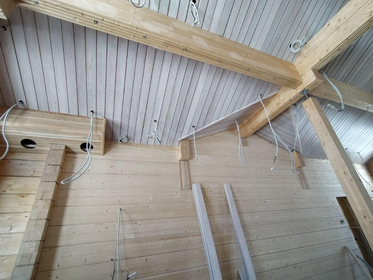 Внутренняя покраска дома из клеёного бруса.