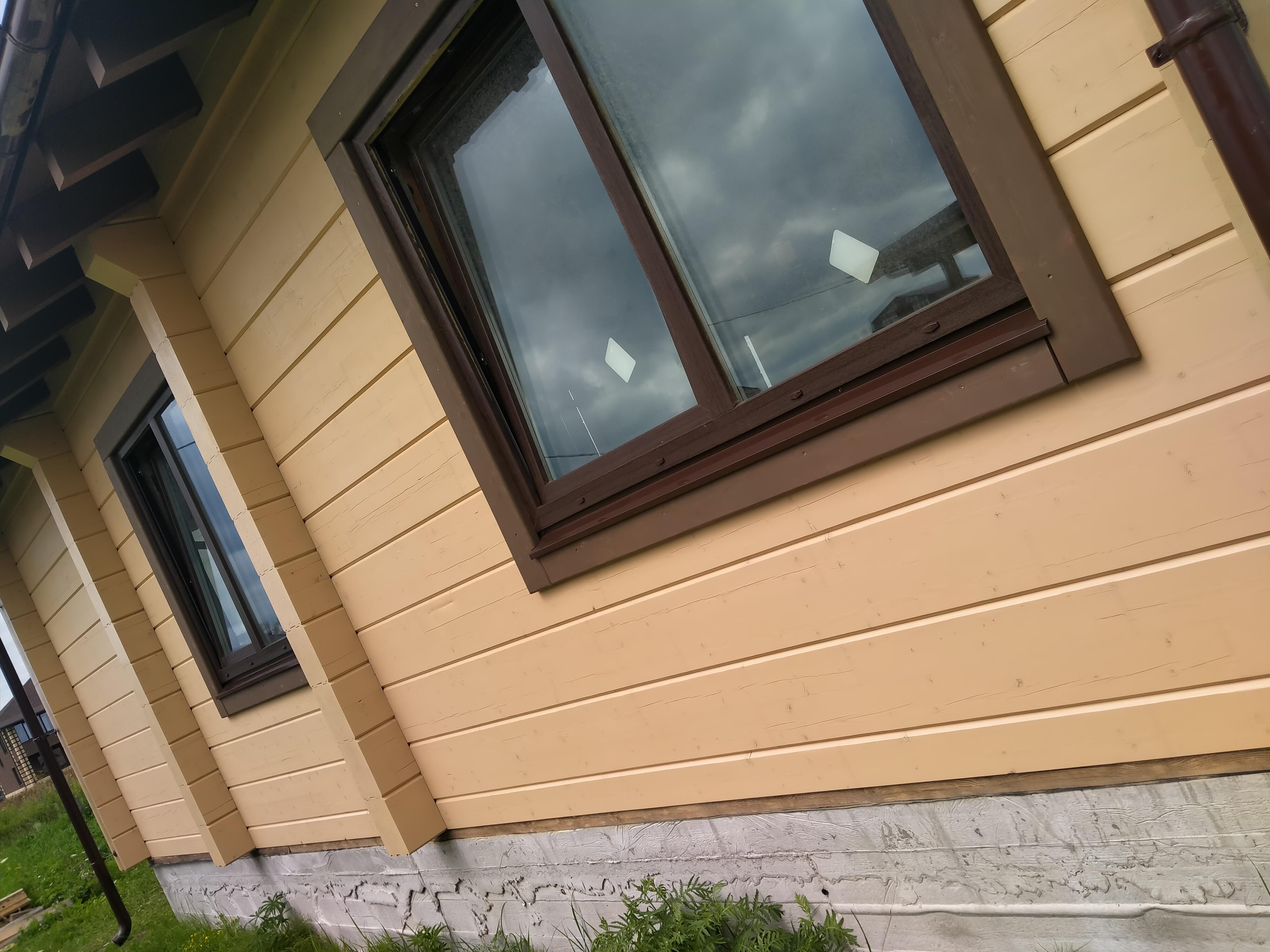 Профессиональная покраска деревянных домов из клеёного бруса.